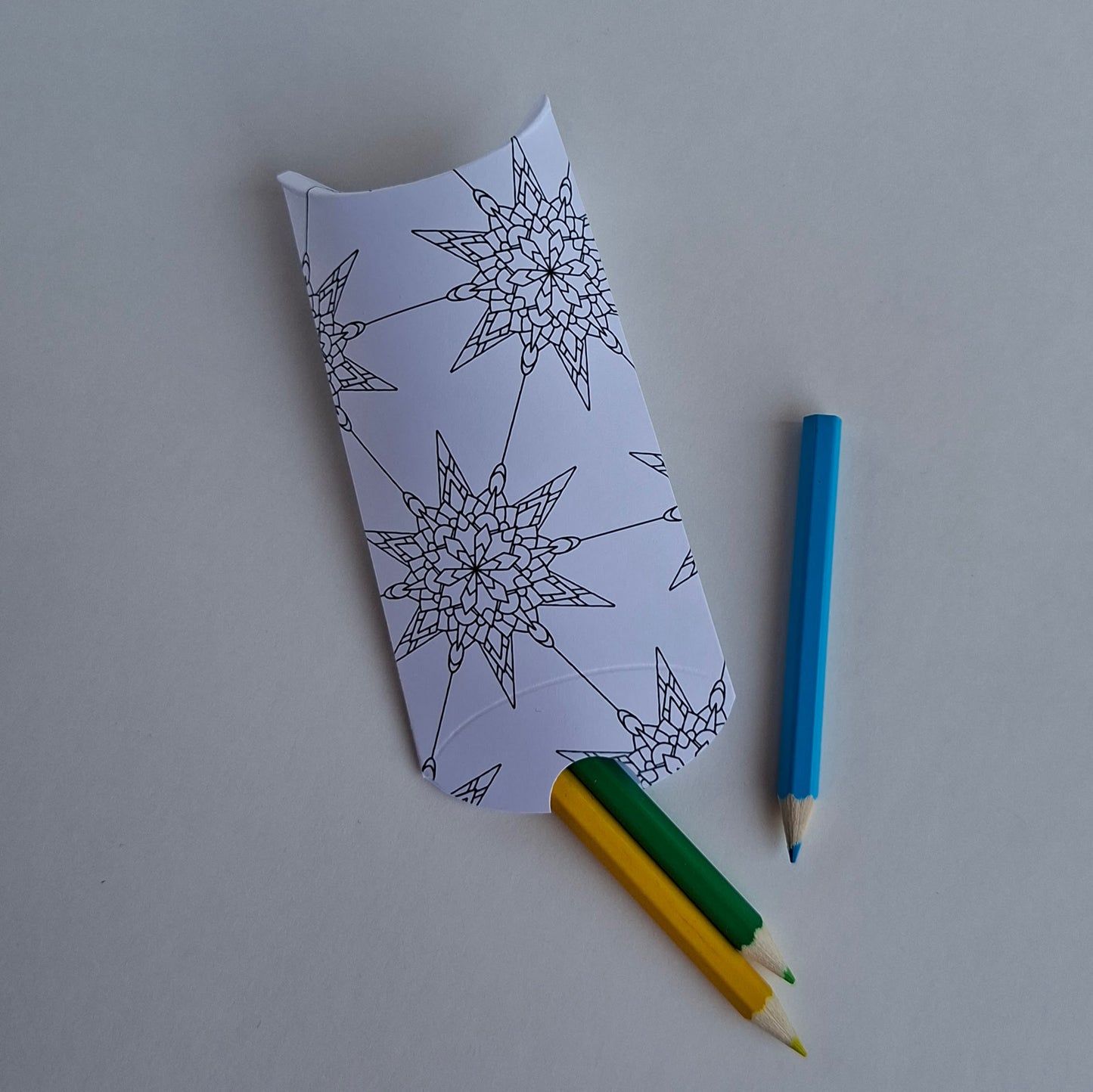 En presentask med några pennor. Exempel på användning.