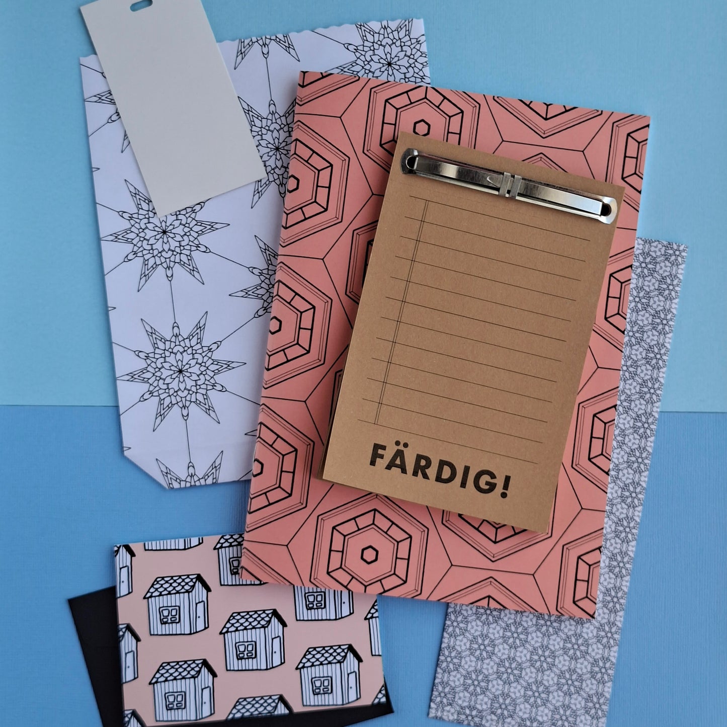 Kit med anteckningsbok och presentpåsar.