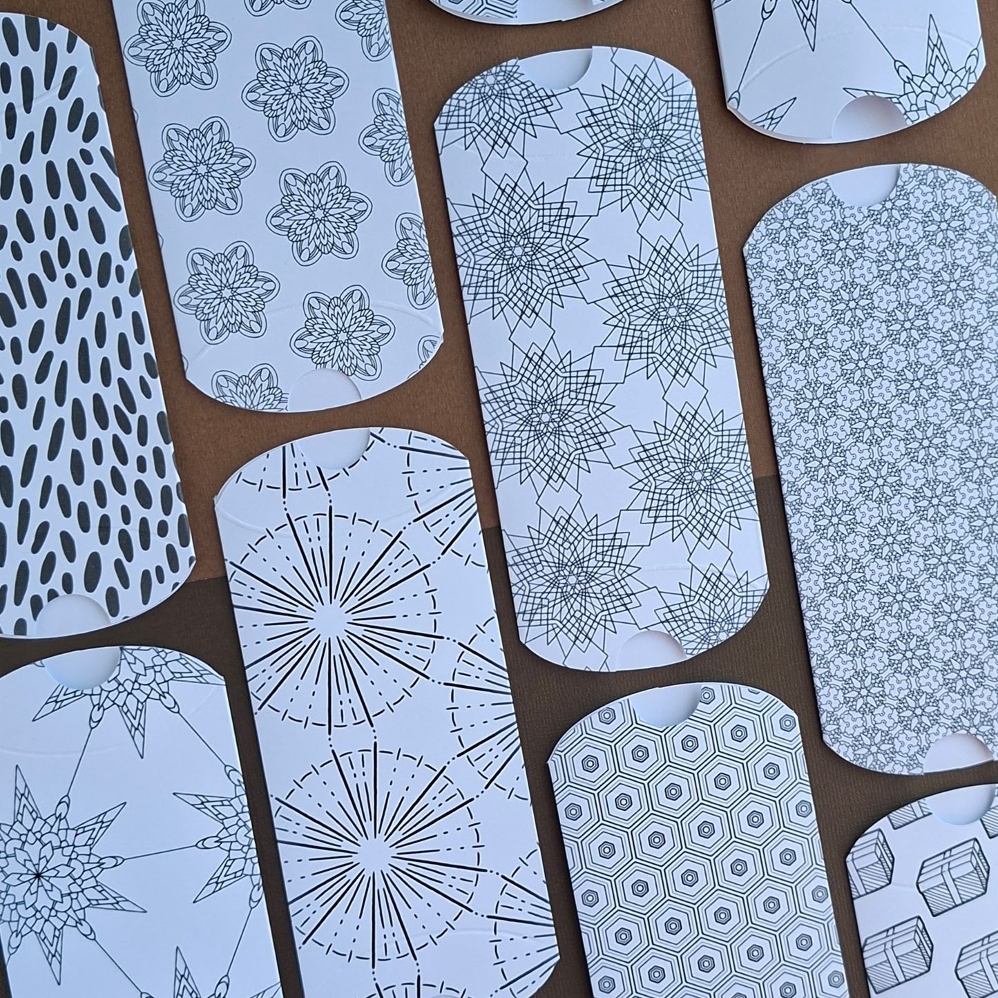 Flera mönstrade presentaskar.