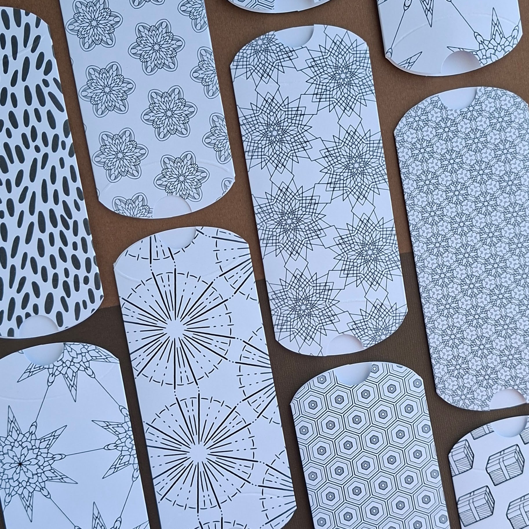 Flera mönstrade presentaskar.