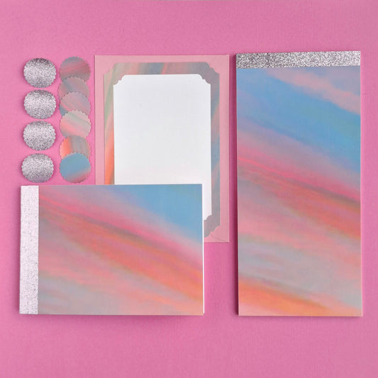 Kit med brevpapper, anteckningsbok, block och klistermärken.