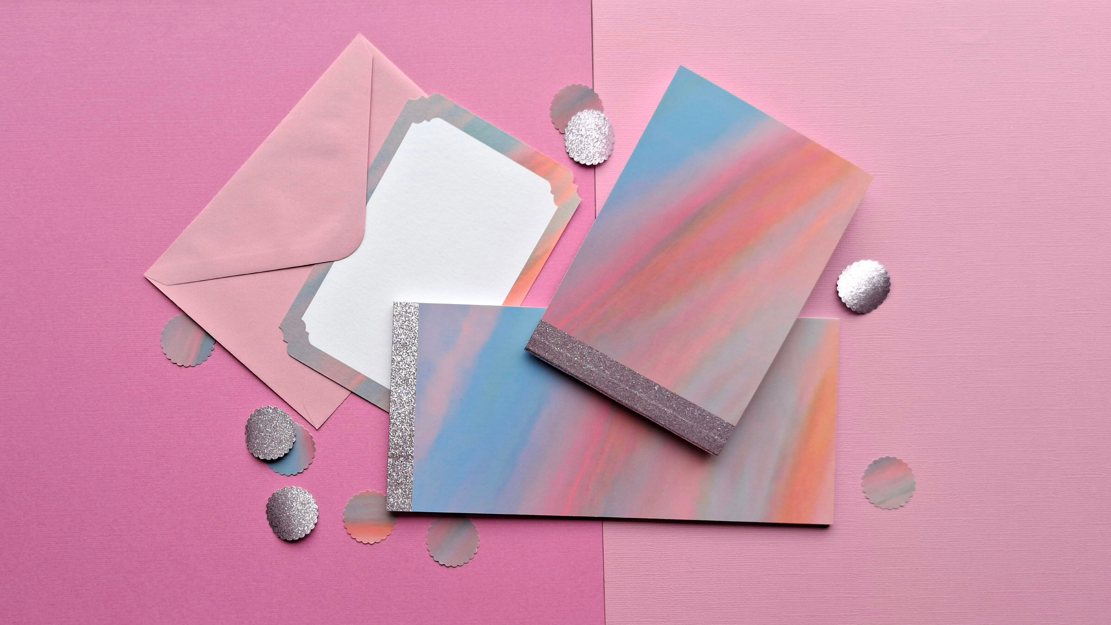 Kit med brevpapper, anteckningsbok, block och klistermärken.