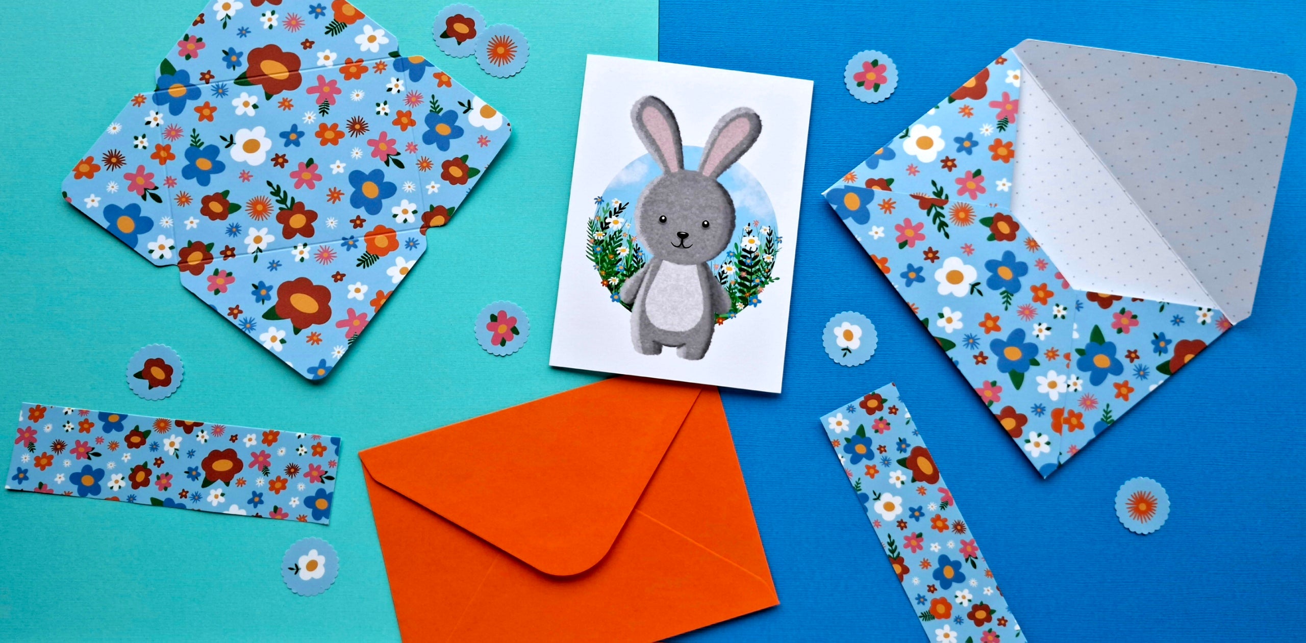 Brevpapper med blommotiv och kanin.