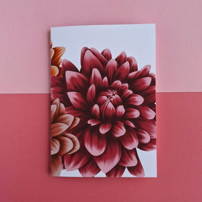 Anteckningsbok med dahlia blommor som motiv.