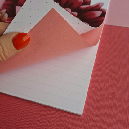 Anteckningsbok linjerade sidor.