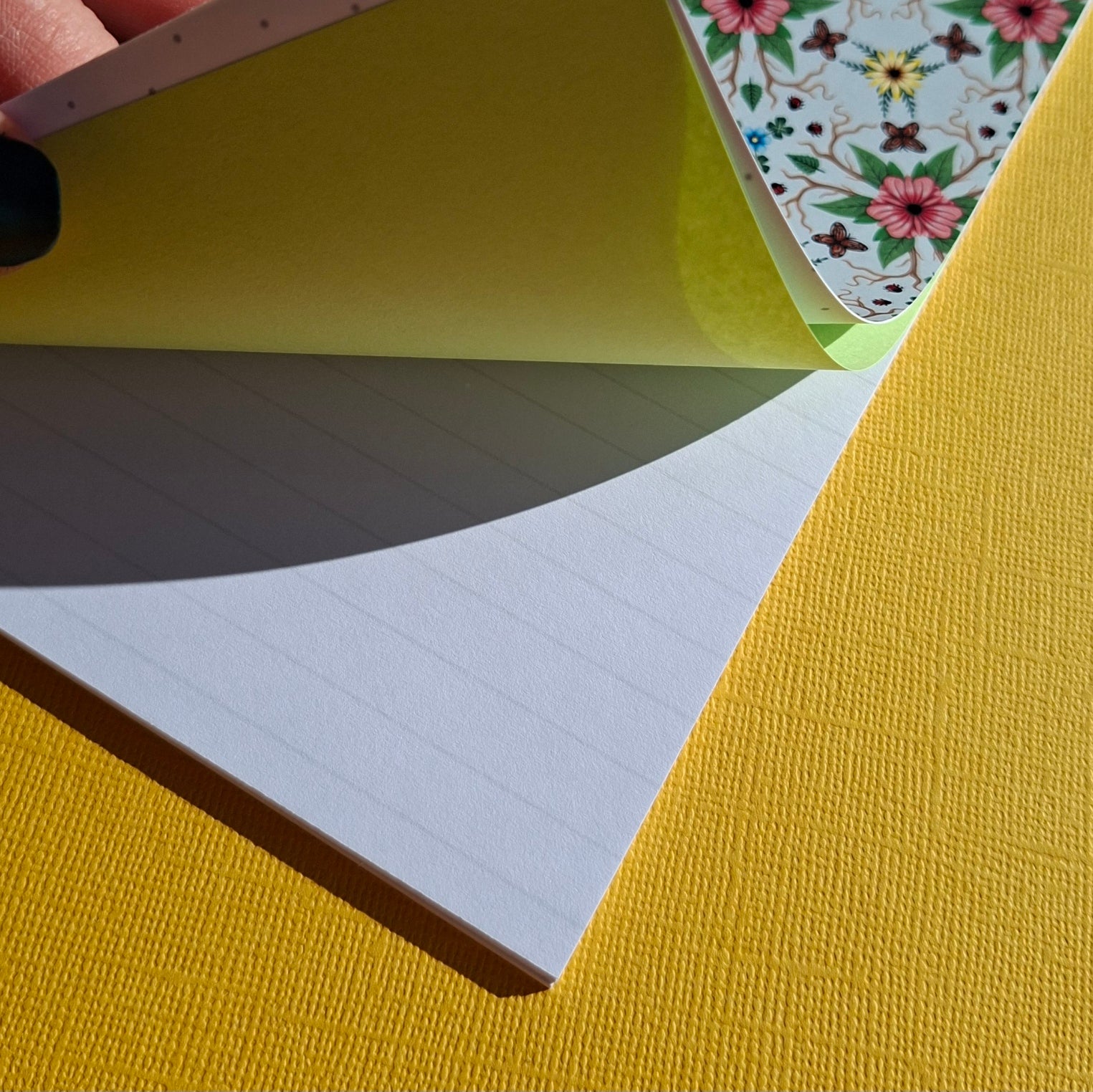 Linjerade sidor i en anteckningsbok.