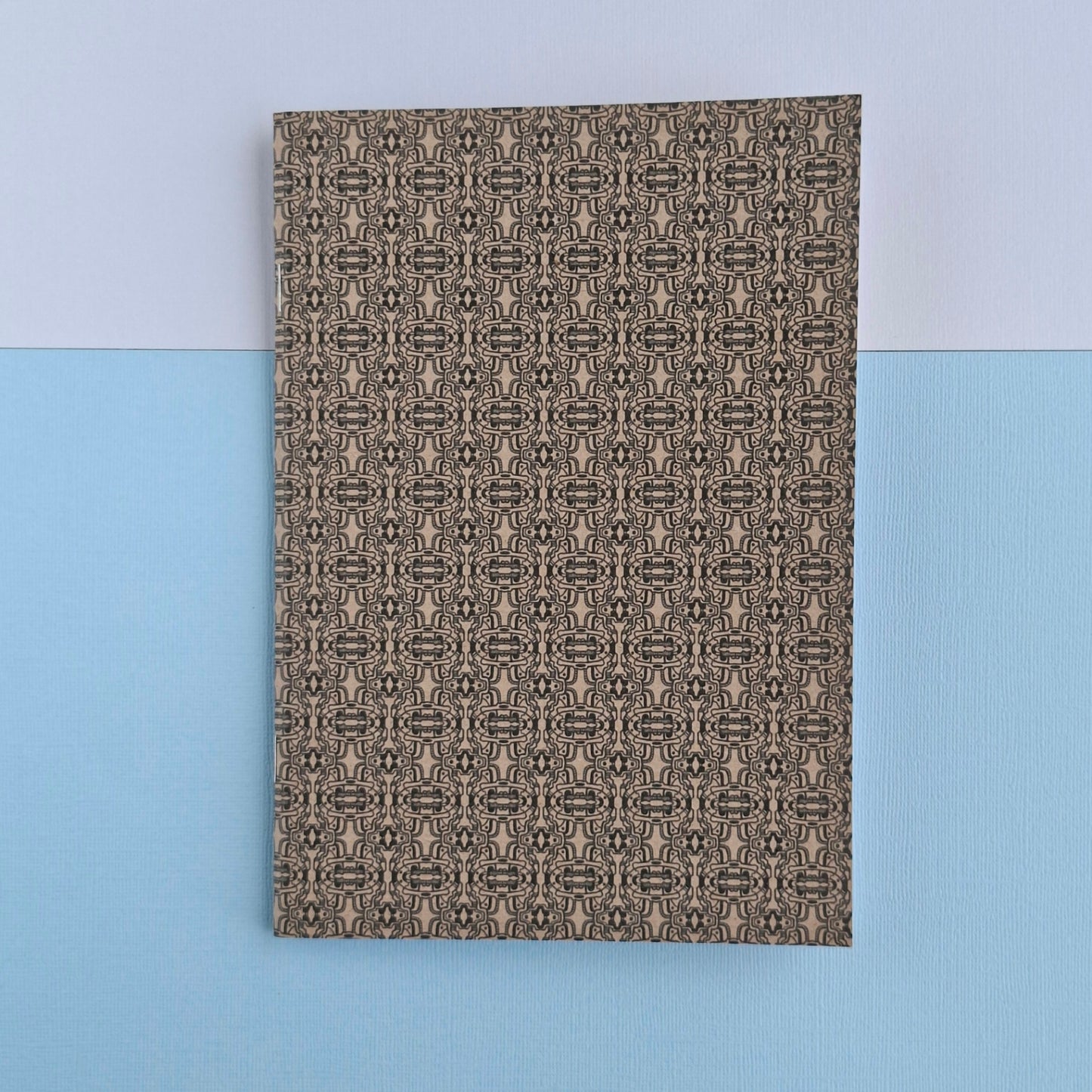 Anteckningsbok med svart mönster.