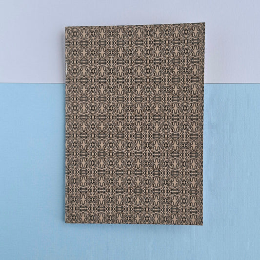 Anteckningsbok med svart mönster.