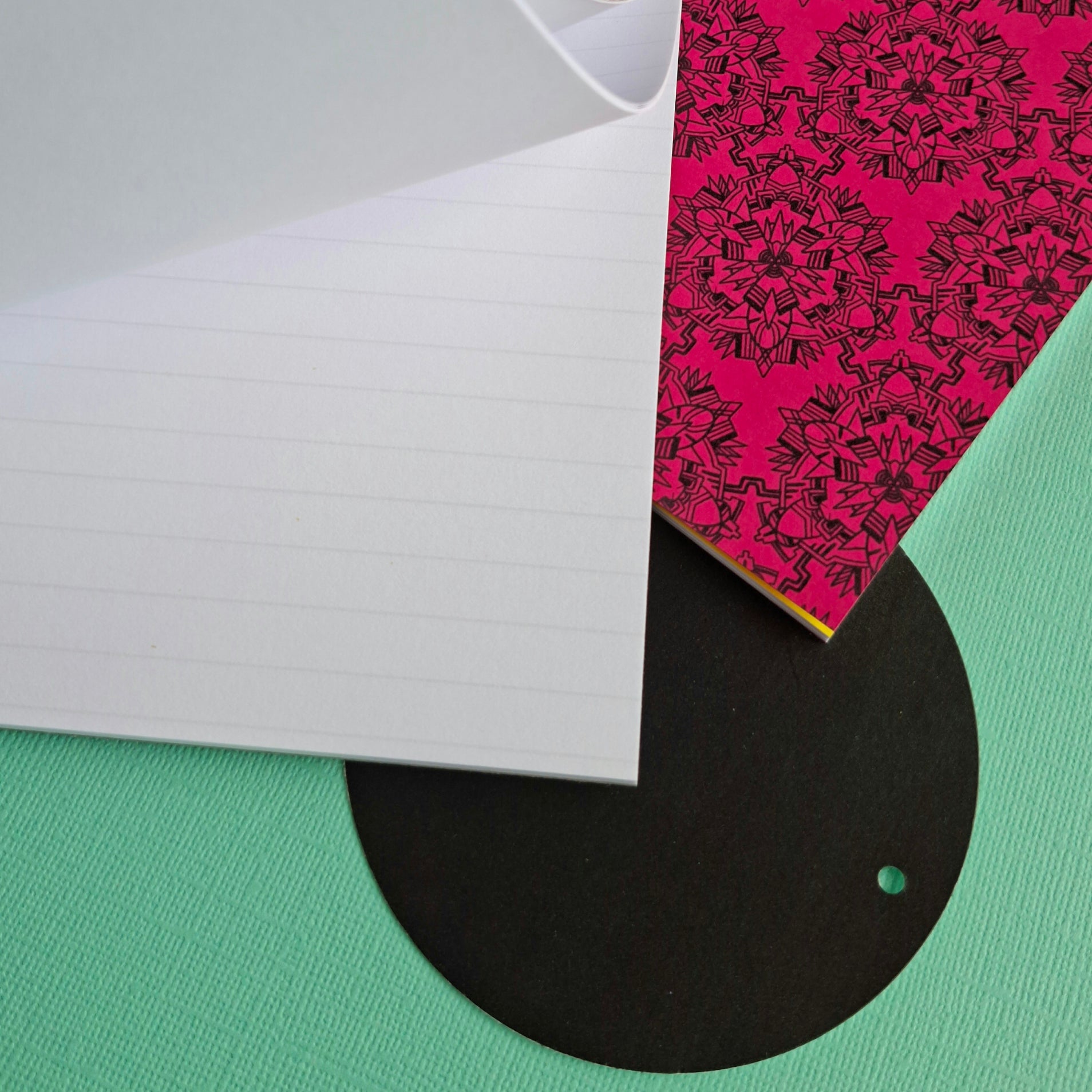 Linjerade sidor i ett block.