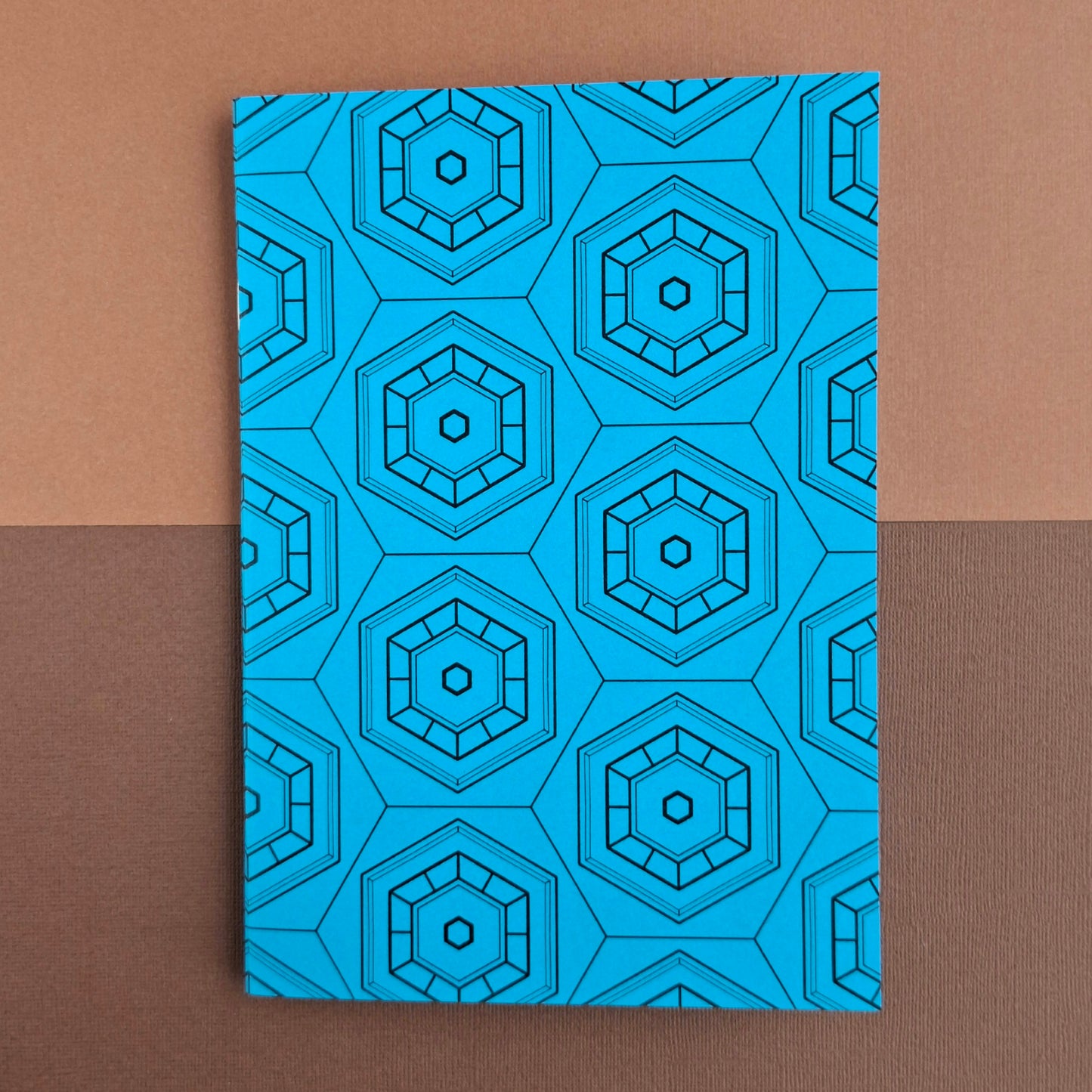 Anteckningsbok med hexagon mönster.