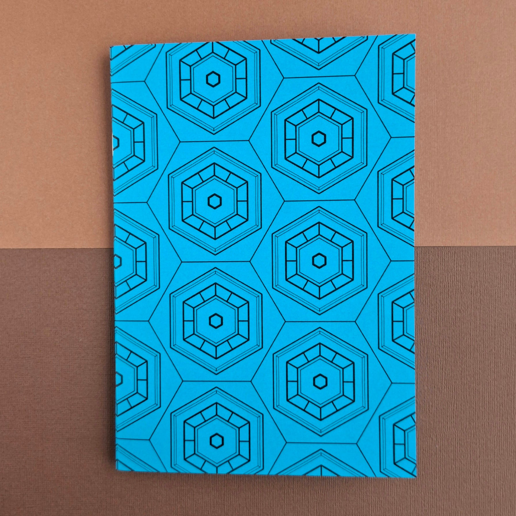 Anteckningsbok med hexagon mönster.