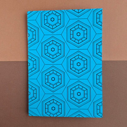 Anteckningsbok med hexagon mönster.