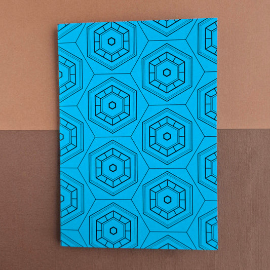 Anteckningsbok med hexagon mönster.