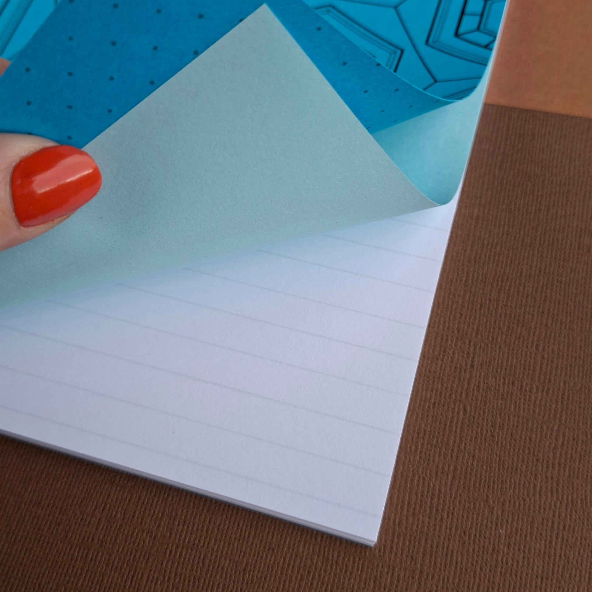 Anteckningsbok med linjerade sidor.