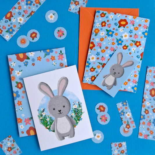 Brevpapper med kuvert, klistermärken och kort.